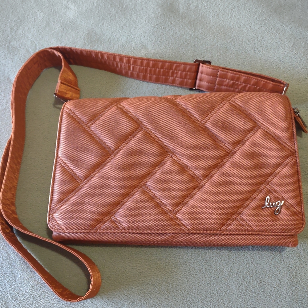 Lug Huttle matte crossbody bag